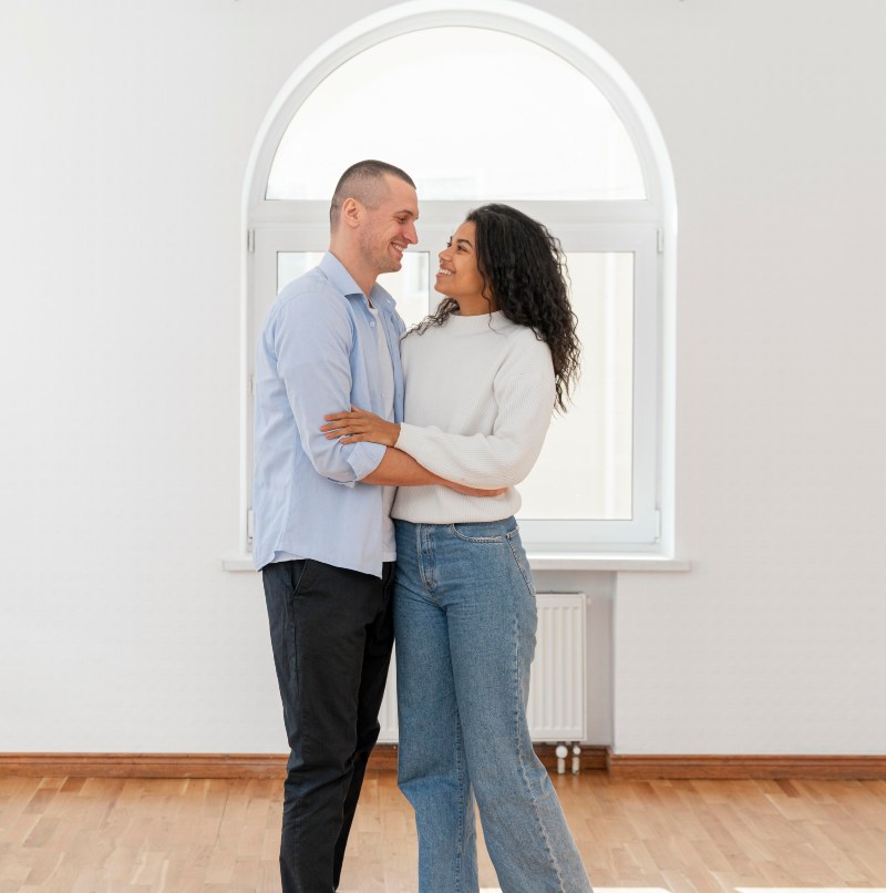 Pareja feliz con llaves de la casa